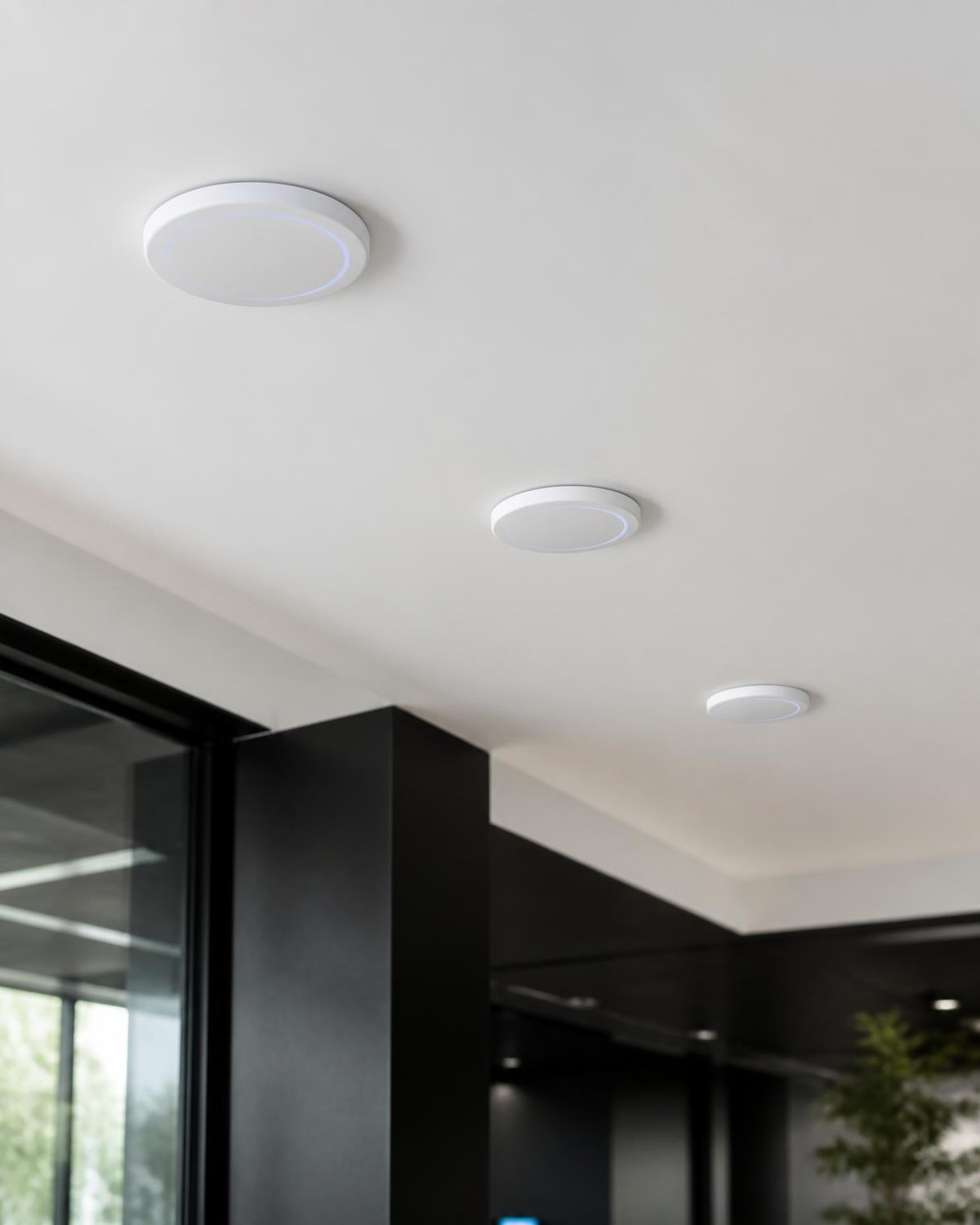 Access points UniFi instalados no teto em projeto de Wi-Fi corporativo